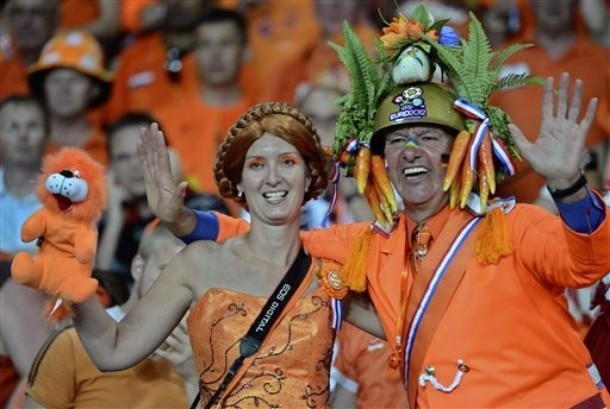 CĐV Hà Lan cuồng nhiệt trên khán đài sân Metalist, nơi Hà Lan đá với Đức.